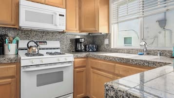 Coffee/tea maker, fridge, microwave, oven