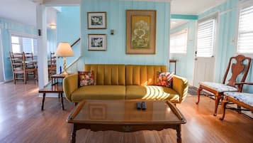 Een televisie en een open haard