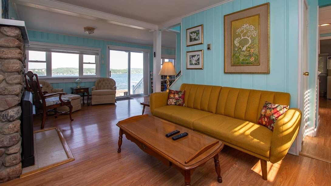 Televisión y chimenea 