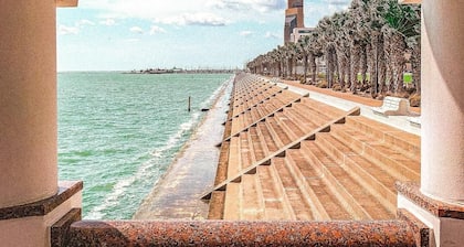 ¡Quédate en el agua! Hermoso condominio en canal ubicado cerca de la playa! ¡Magníficas vistas!