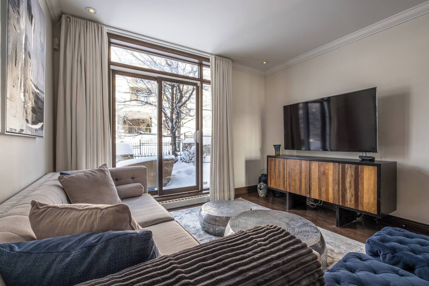 Smart TV, fireplace, stereo