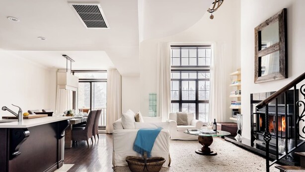 Un amplio salón con chimenea, comedor y cocina.