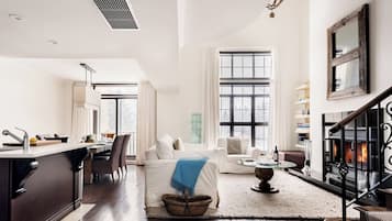 Smart TV, fireplace, stereo