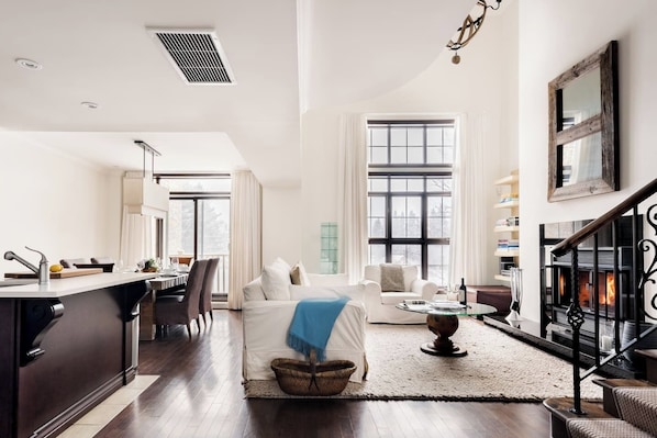Smart TV, fireplace, stereo