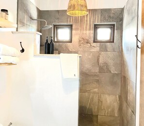 Douche, séchoir à cheveux, serviettes fournies, savon