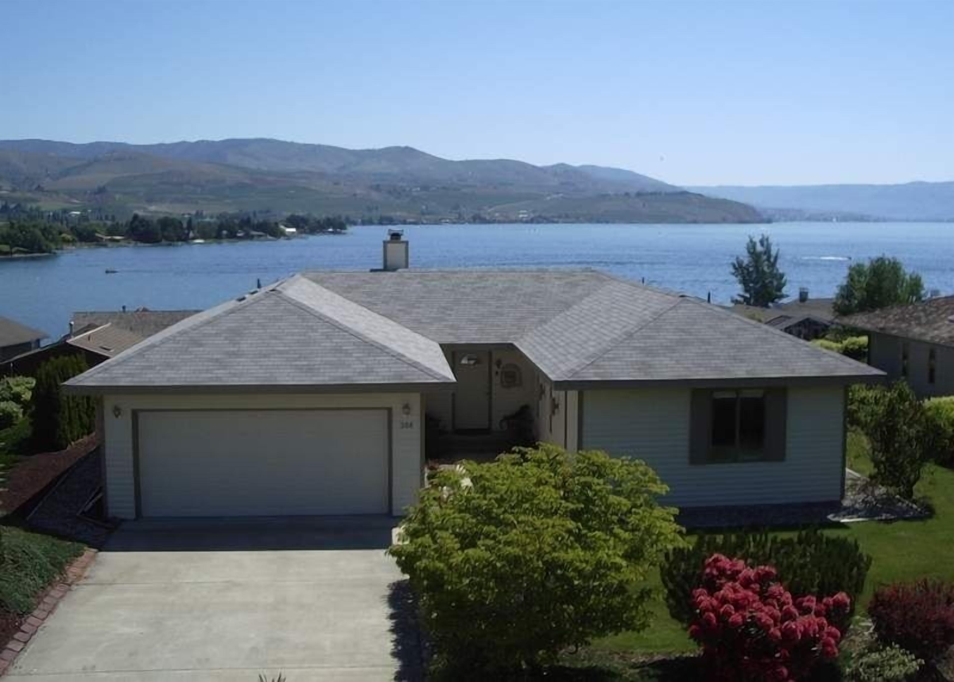 Wapato 'Point of View' House- Spectacular Lake Views- Pool, Tennis & Putt putt!