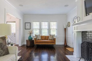 Télévision, cheminée, espaces bureaux