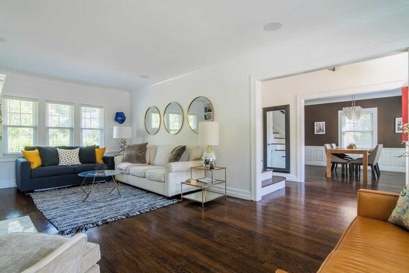 Télévision, cheminée, espaces bureaux