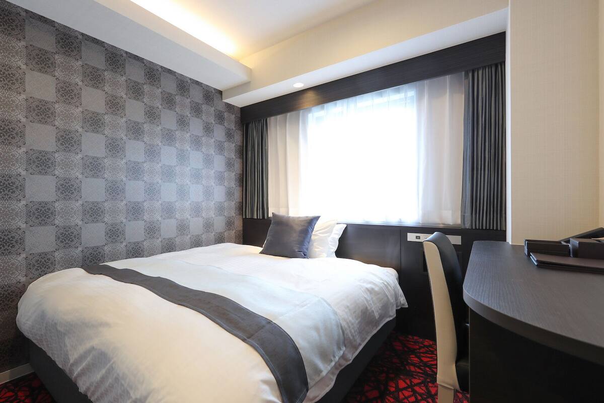 Pillowtop beds, in-room safe, desk, laptop workspace