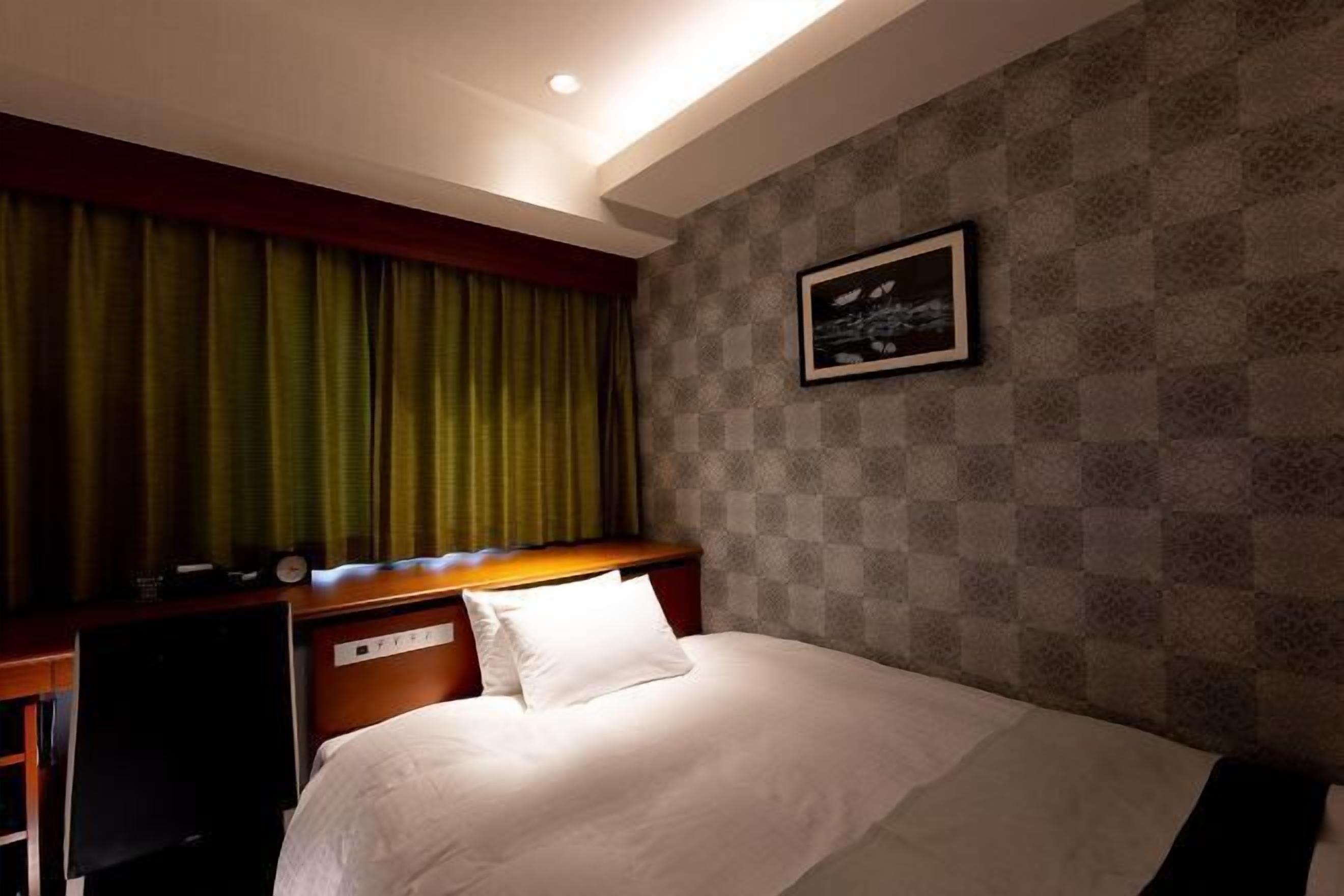 Pillowtop beds, in-room safe, desk, laptop workspace