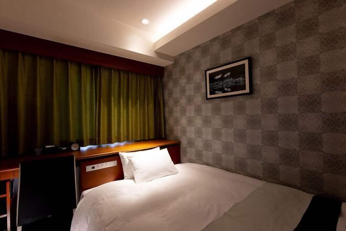 Pillowtop beds, in-room safe, desk, laptop workspace