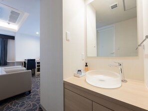 Camas com colchões pillow-top, cofres nos quartos, escrivaninha