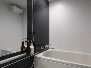 Combined shower/tub, free toiletries, hair dryer, slippers - Hotel ACTEL nagoyanishiki (Nagoya)
