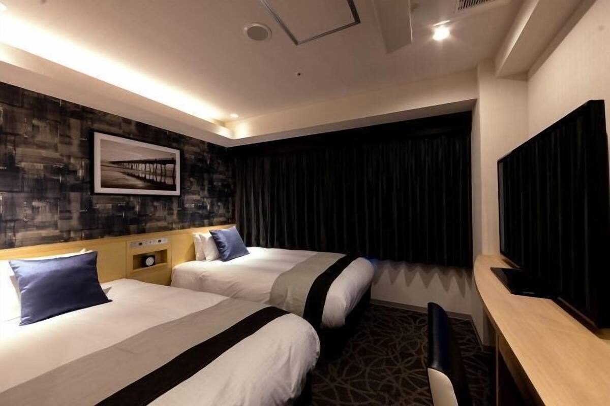 Pillowtop beds, in-room safe, desk, laptop workspace