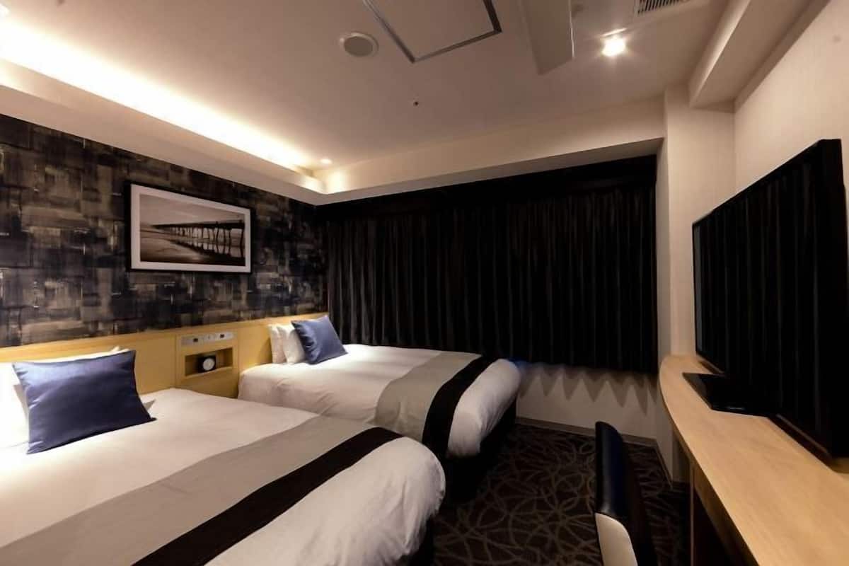 Pillowtop beds, in-room safe, desk, laptop workspace