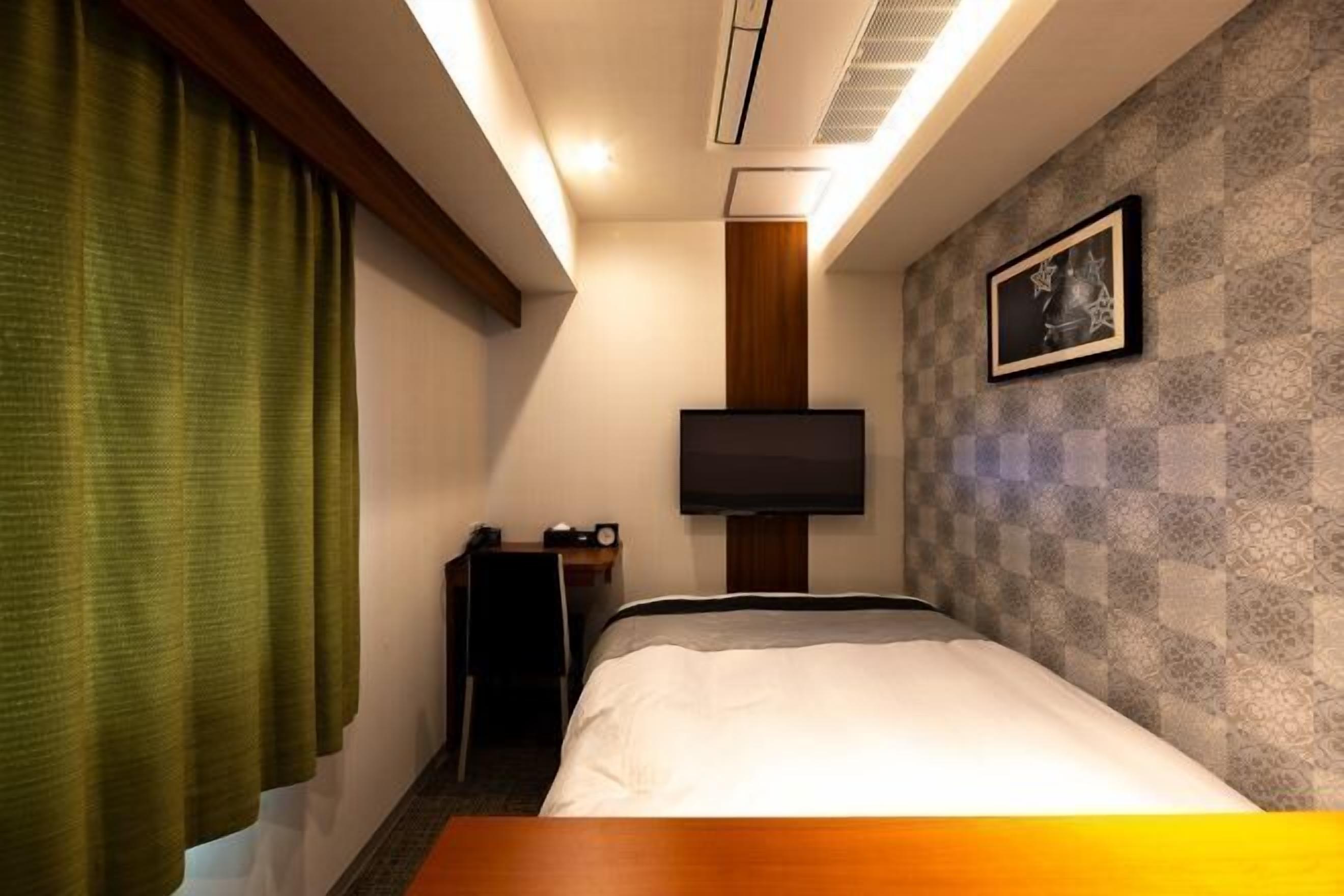 Pillowtop beds, in-room safe, desk, laptop workspace