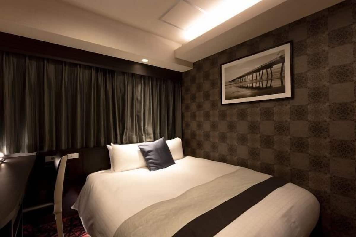 Pillowtop beds, in-room safe, desk, laptop workspace