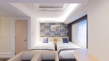 Une chambre d’hôtel avec deux lits, un coin salon, une grande fenêtre et une œuvre d’art accrochée au mur.