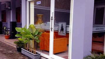 Pintu masuk properti