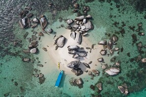 On the beach - Eco Beach Tent by Billiton (Tanjung Pandan)