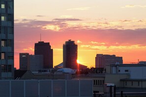 Un horizonte urbano al atardecer con edificios destacados y cielo despejado.