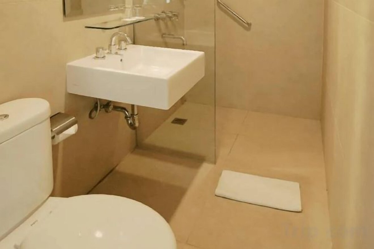 Baño | Ducha, artículos de higiene personal gratuitos y zapatillas