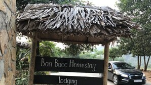A sign for Ban Buoc Homestay with 'Lodging' and 'Food & Drink' services. - Ban Buoc Homestay - Hostel (Muong Bi)