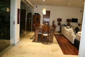 In-room dining - Villa Pantai Lovina (Kubutambahan)