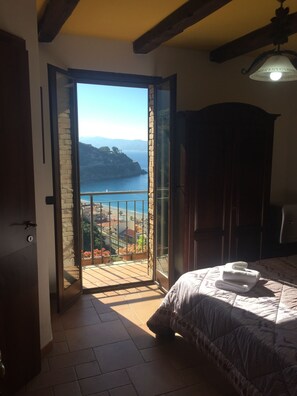 Kamar Double, balkon, pemandangan laut | Meja kerja