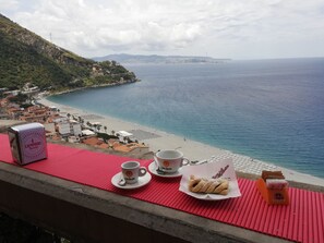 Free daily local cuisine breakfast - B&B La Bastia  (Scilla)