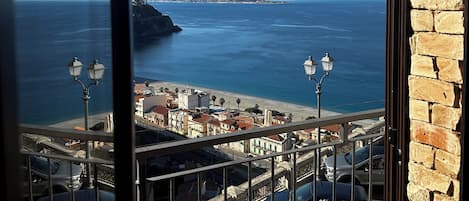 Tweepersoonskamer, balkon, uitzicht op zee | Een bureau