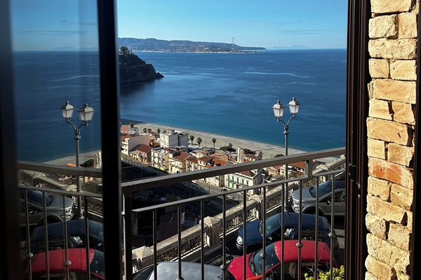 Double Room, Balcony, Sea View | Desk