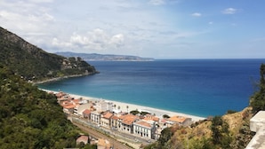 A coastal town with a beach, buildings, and a clear view of the sea. - B&B La Bastia  (Scilla)