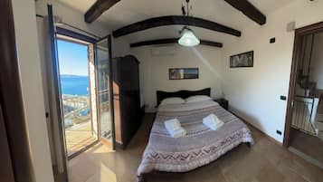 Double Room, Balcony, Sea View | Desk