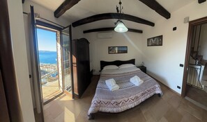 Double Room, Balcony, Sea View | Desk