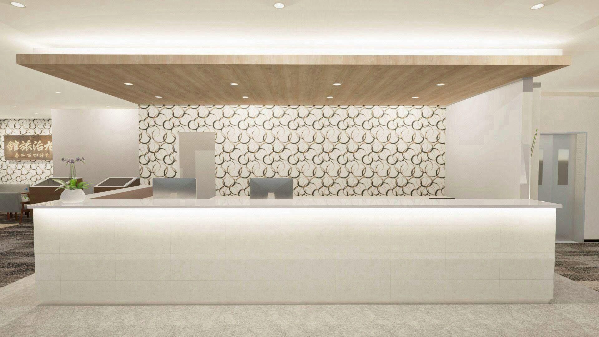 Ein Empfangsbereich mit modernem Design, der einen Empfangstresen, eine Wand mit Muster und eine Holzdecke zeigt.