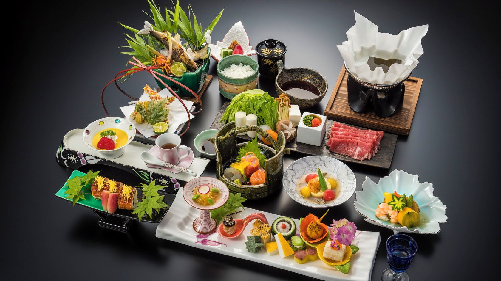 Una variedad de platos japoneses dispuestos sobre una mesa.