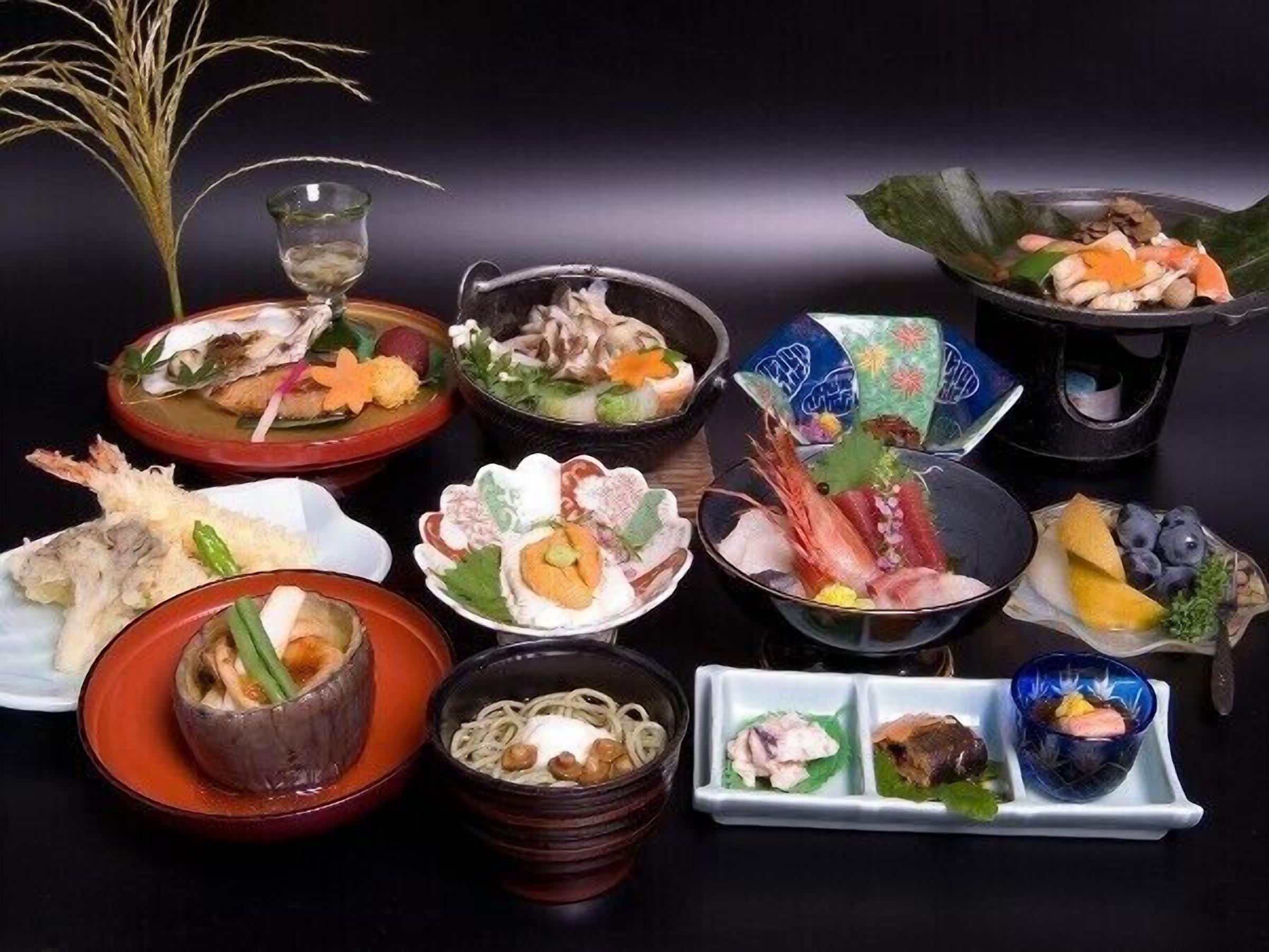 Una variedad de platos japoneses dispuestos sobre una mesa.
