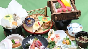 Verschiedene japanische Gerichte sind auf einem Tisch angerichtet.