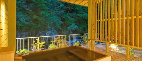 Outdoor spa tub