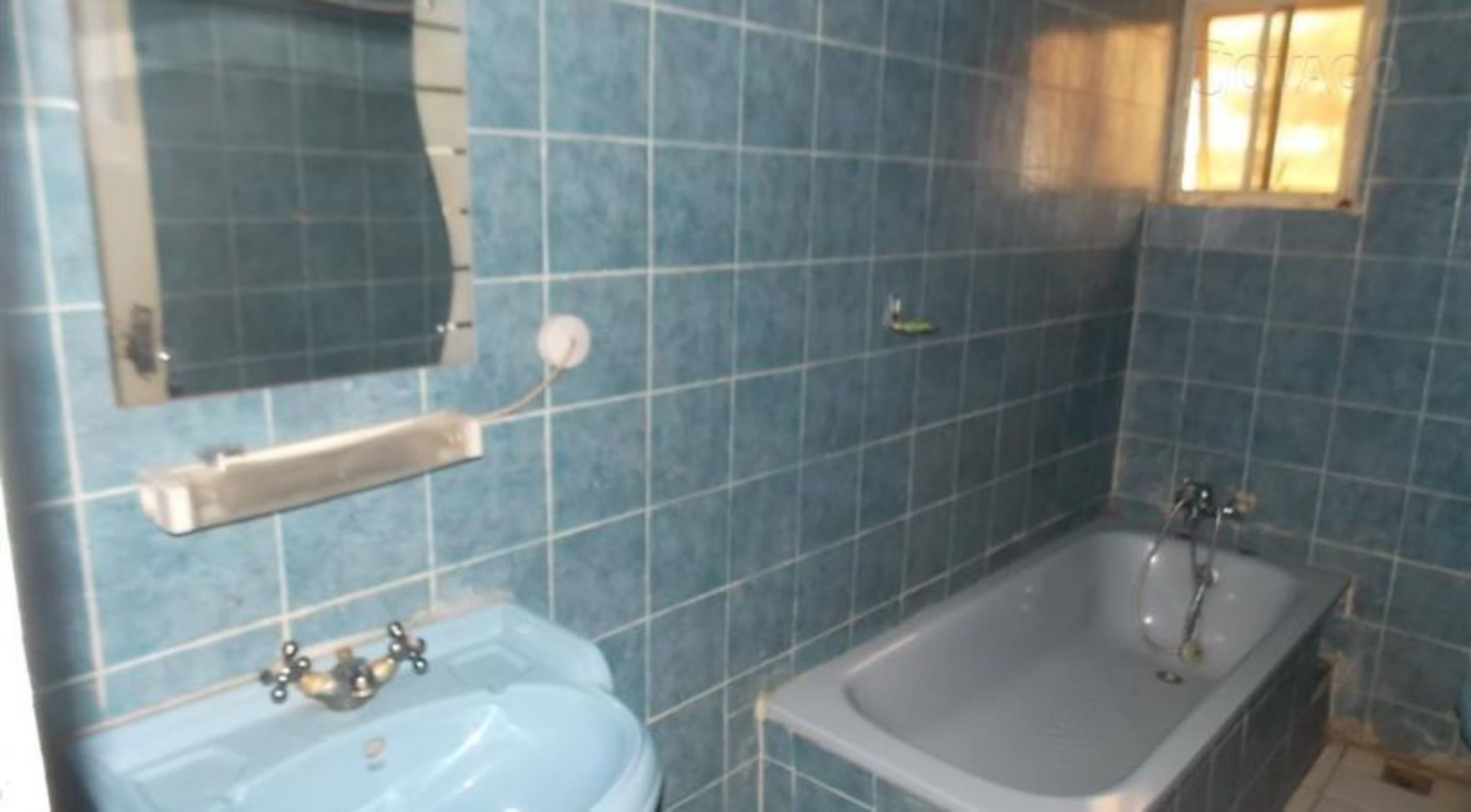 Combined shower/tub, towels