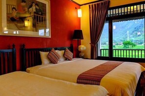 Deluxe-Zimmer, Poolblick | Minibar, Zimmersafe, Schreibtisch, schallisolierte Zimmer