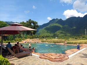 Outdoor pool - Sols Bungalows (Mai Chau)