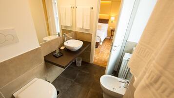 Camera doppia, bagno in camera (Mediterranean Lounge) | Bagno | Doccia, set di cortesia gratuito, asciugacapelli, bidet