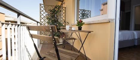 Habitación con 1 cama matrimonial o 2 individuales, baño en la habitación (Vestalia) | Balcón