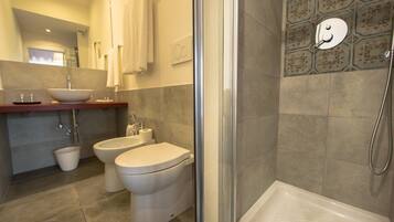 Double or Twin Room, Ensuite (Vestalia) | Bathroom | Shower, free toiletries, hair dryer, bidet