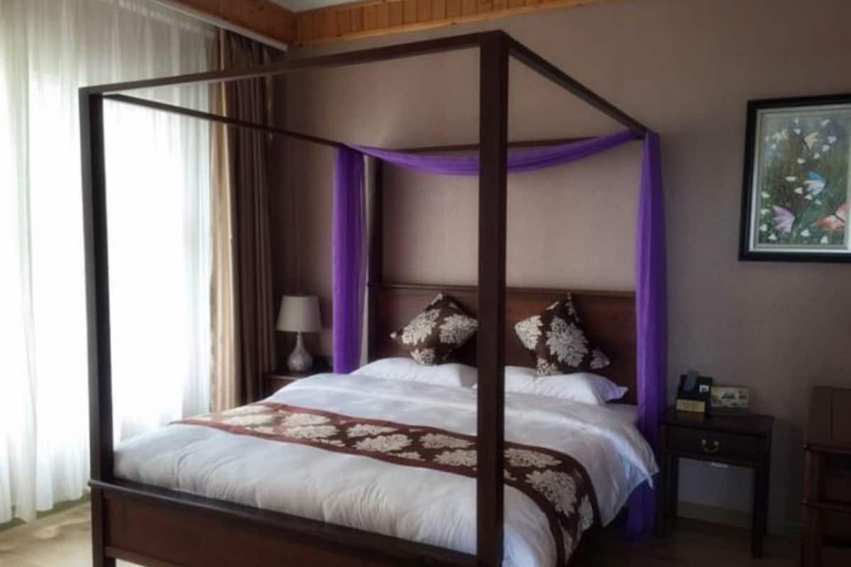 Suite with Sea View | Minibar, desk, blackout drapes, iron/ironing board