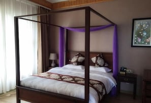 Suite | Minibar, escritorio, cortinas blackout y tabla de planchar con plancha