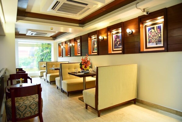 Breakfast, lunch and dinner served - Azurra Hotels (New Delhi)