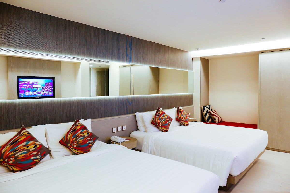 Habitación familiar | Ropa de cama de alta calidad, caja fuerte, decoración individual